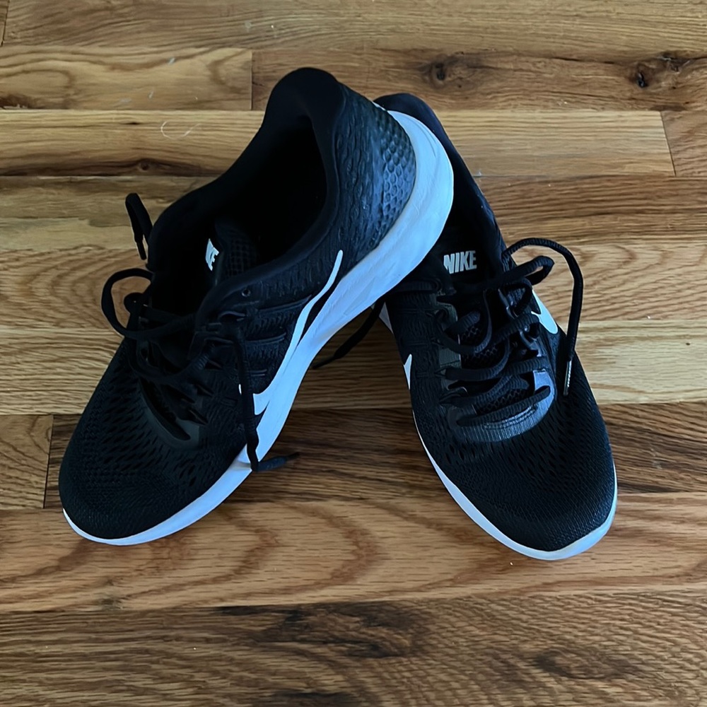Nike sneakers 9.5 womens